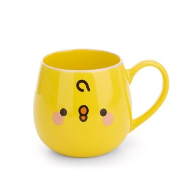 Caneca amarela com rosto de desenho animado.
