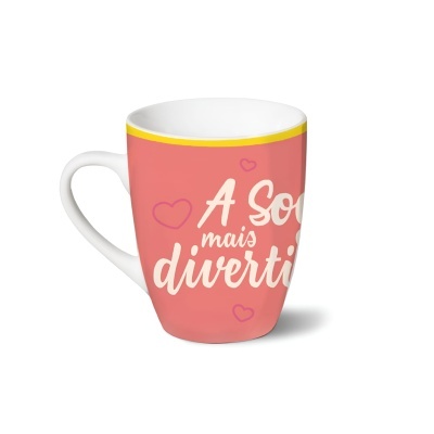 Caneca cor de coral com texto branco e borda amarela