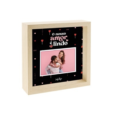 Moldura quadrada de madeira com mensagem de amor e foto de crianças