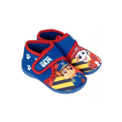 Chinelos infantis com personagens animados em azul, vermelho e amarelo.