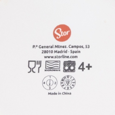 Selo com logótipo Stor, endereço em Madrid, ícones de micro-ondas e lavagem, indicado para maiores de 4 anos, Made in China.