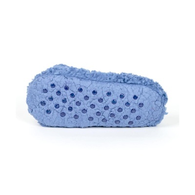 Pantufa azul felpuda vista de lado com solado antiderrapante