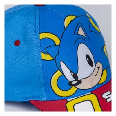 Boné azul com estampa de personagem Sonic e aba vermelha