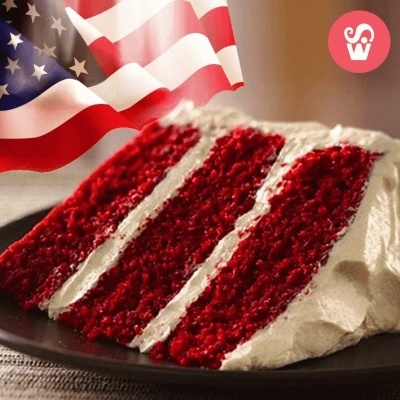 Fatia de bolo vermelho e branco com bandeira dos EUA ao fundo e logótipo WS