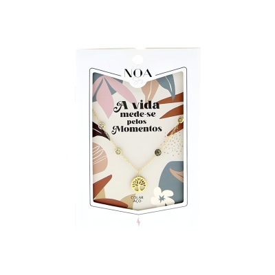 Colar dourado com pendente árvore da vida em embalagem decorativa
