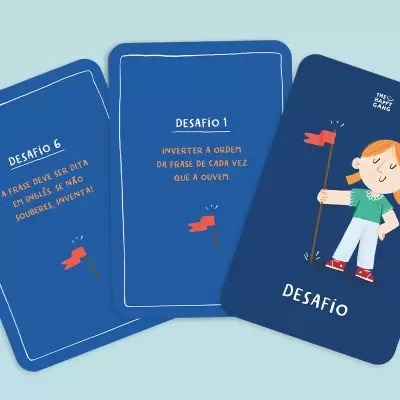 Três cartas azuis com texto sobre desafios e desenho de criança com bandeira