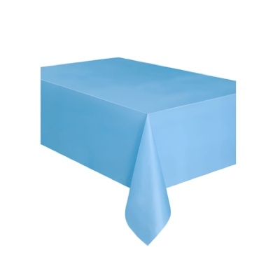 Toalha de mesa azul clara lisa sobre mesa