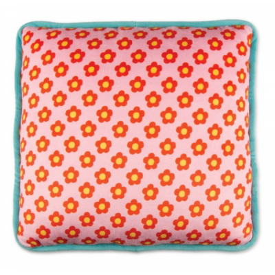 Almofada quadrada rosa com flores laranja e amarelas e borda azul