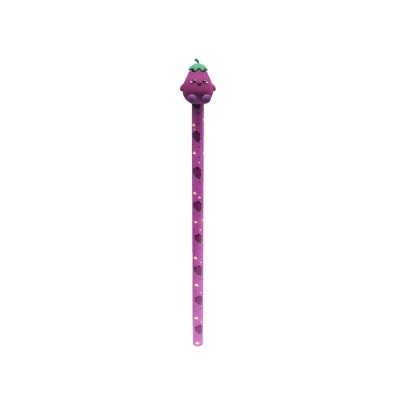 Lápis roxo decorado com desenhos de berinjela e topo em formato de berinjela com rosto sorridente