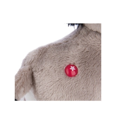 Peluche cinza com botão vermelho e estrela branca