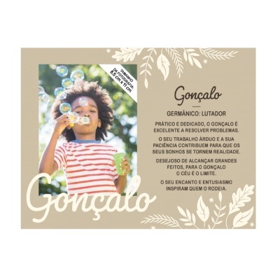 Cartão decorativo com fotografia de criança a soprar bolhas de sabão e texto descritivo sobre Gonçalo