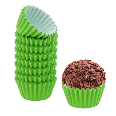 Forinhas verdes empilhadas e brigadeiro com raspas de chocolate na forminha verde