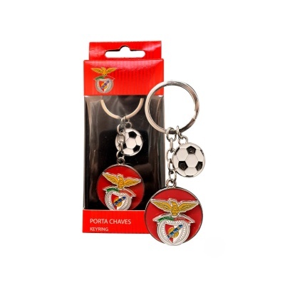 Porta-chaves metálico com emblema SL Benfica e bola de futebol na embalagem vermelha