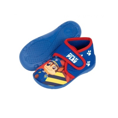 Pantufas infantis azuis com personagem de desenho e detalhes vermelhos e brancos