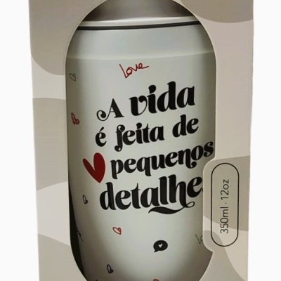 Lata metálica branca com texto e caixa bege claro e escuro