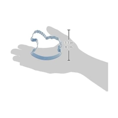 Forma metálica para bolachas em forma de cavalinho de madeira sobre mão cinza