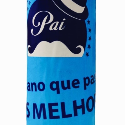 Camisola azul com design gráfico preto e branco com chapéu e bigode e texto 