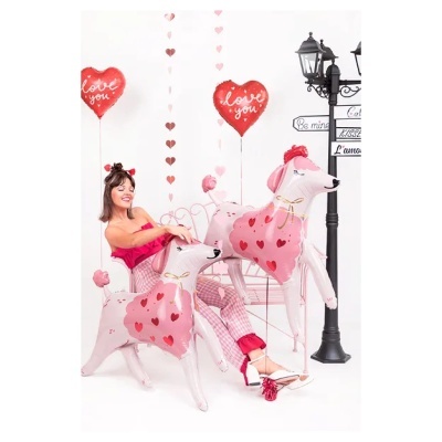 Balões cor-de-rosa em forma de poodle com corações vermelhos e balões de coração vermelhos com texto love you