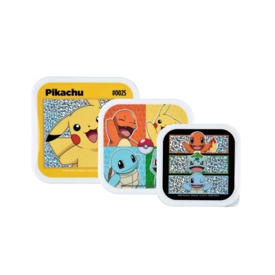 Caixas brancas com tampas decoradas com personagens Pokémon Pikachu, Charmander, Squirtle, Bulbasaur.