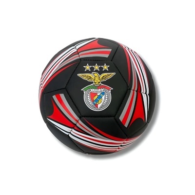 Bola de futebol preta com detalhes vermelhos e brancos e emblema do Benfica.