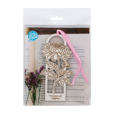 Marcador de livros de madeira com desenho floral e fita rosa, embalado com fundo de página de livro e flores secas