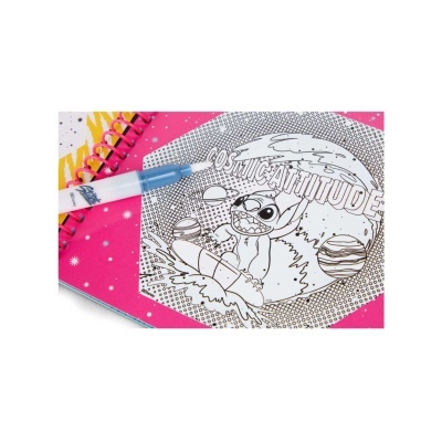 Desenho para colorir com personagem Stitch e texto COSMIC ATTITUDE em caderno rosa com caneta azul.