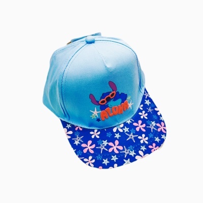 Boné azul claro com pala estampada de flores e estrelas de mar com personagem Stitch e texto ALOHA
