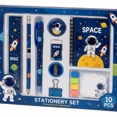 Conjunto de papelaria com tema espaço azul e ilustrações de astronautas e foguetes