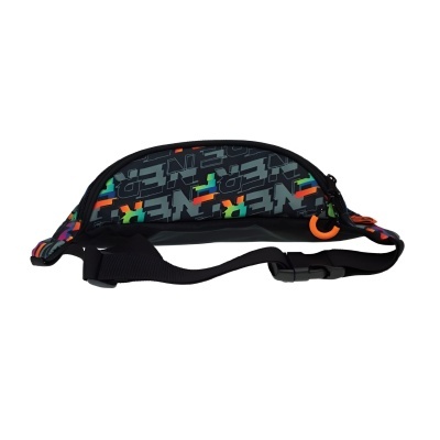 pochete colorida com padrão geométrico e cinta preta ajustável