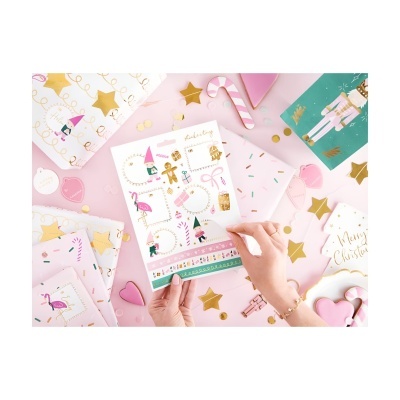 Folha de adesivos natalícios com caixas de presente, confeitos e biscoitos em fundo rosa