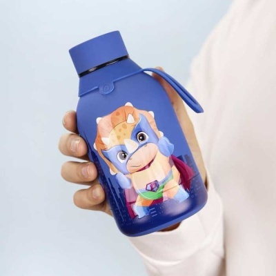 Garrafa azul com personagem de desenho animado vestido de super-herói