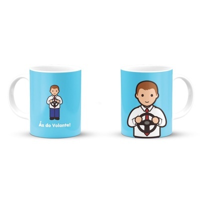 Caneca branca com desenho de homem a segurar volante e texto 