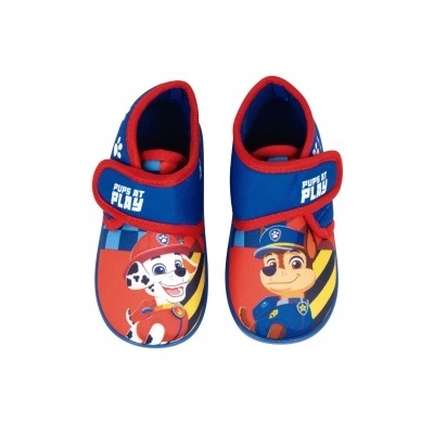 Chinelos azuis e vermelhos para crianças com personagens de desenho animado e texto 'PUPS AT PLAY'