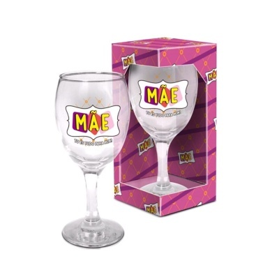 Copo de vidro transparente decorado com etiqueta 'MÃE' ao lado da sua caixa roxa decorada.