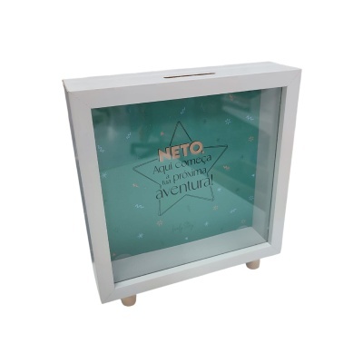 Poupança de moedas branca com vidro frontal e frase sobre fundo verde