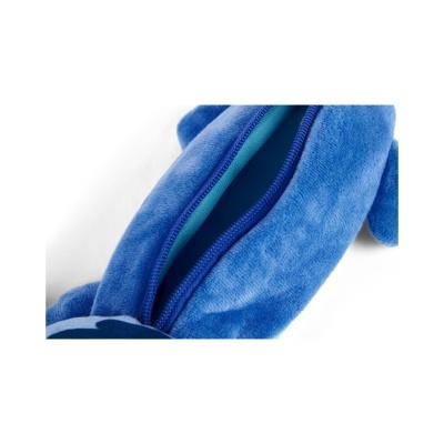 Bolsa pelúcia azul com fecho aberto sobre fundo branco