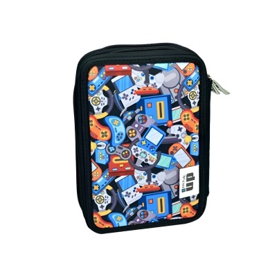 Estojo preto com padrão colorido de consolas e comandos de videojogos