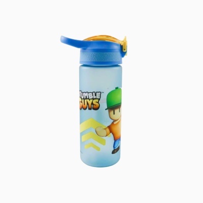 Garrafa plástica azul com tampa azul e detalhes amarelos com personagem cartoon e texto TUMBLE GUYS