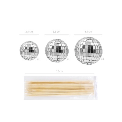 Conjunto de bolas de espelho prateadas de vários tamanhos com palitos de madeira em embalagem transparente.