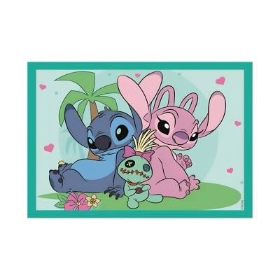 Ilustração de Stitch azul e Angel rosa com boneca de trapos em relva com palmeira e corações ao fundo