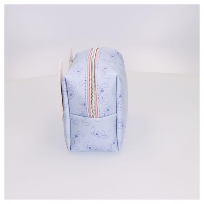 Estojo azul claro com padrão de desenho repetido e fecho de correr bicolor visto de lado