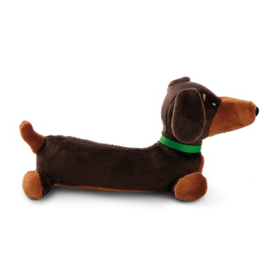 Pelúcia de cão salchicha castanha com coleira verde