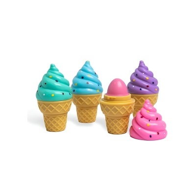 Produtos de plástico em forma de cones de gelado coloridos com tampas e esfera rosa
