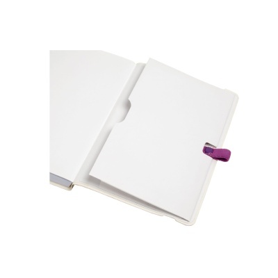 Caderno branco aberto com marcador de fita roxa