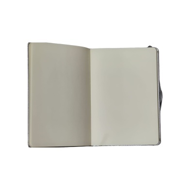 Caderno aberto de capa preta com páginas em branco