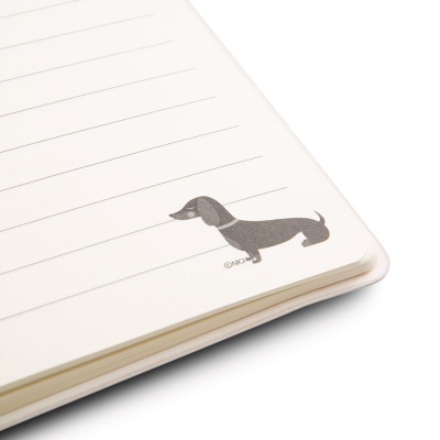 Página de caderno com linhas e desenho de cão teckel cinzento