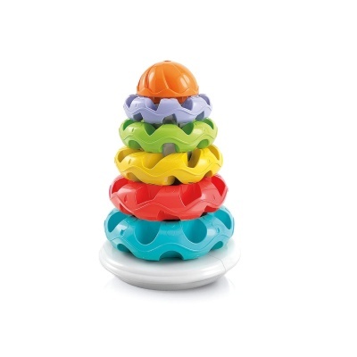Brinquedo infantil de empilhar anéis coloridos em plástico sobre base branca