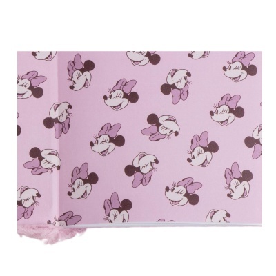 Tecido rosa claro com padrão de caras da Minnie com laço lilás