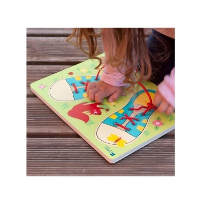 Tabuleiro educativo de madeira com sapatos ilustrados e atacadores para aprender a atar
