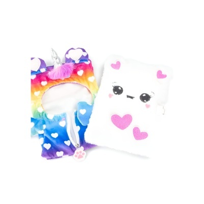 Dois objetos de pelúcia coloridos, um unicórnio e um branco com corações